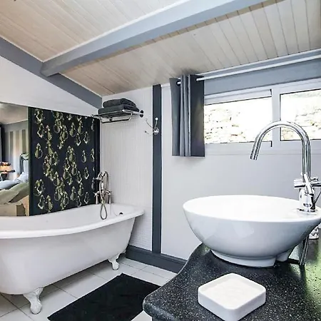 Sleeps 6 Pool Wifi Villa